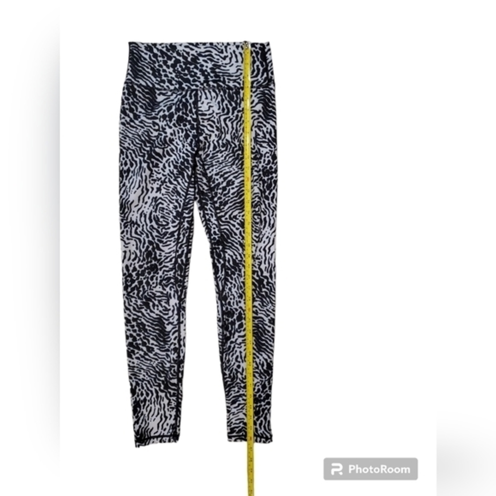 TYC Women's White Leopard Scrunch Booty High Rise Leggings Medium - Picture 3 of 6
